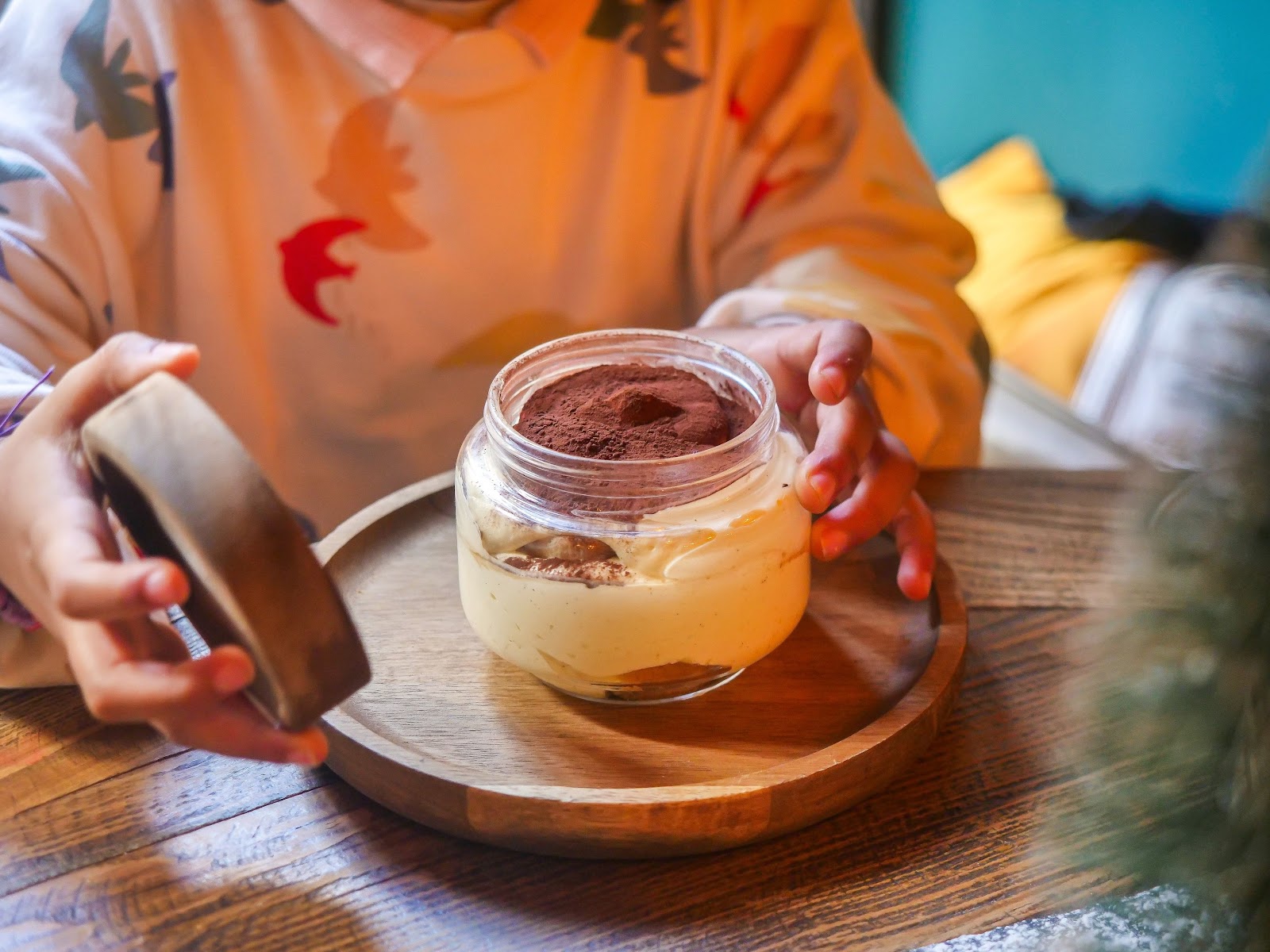 Tiramisu en verrine avec couche de mascarpone et cacao en poudre